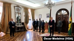 À esquerda, o primeiro-ministro Patrice Trovoada e à direita, o Presidente de São Tomé e Príncipe, Carlos Vila Nova