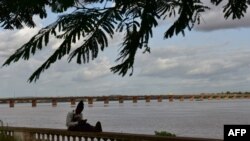 Un homme est assis sur les rives du fleuve Niger, à Bamako, le 31 juillet 2018.