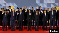 아태경제협력체, APEC 정상회의가 열린 필리핀 마닐라에서 각 국 정상들이 기념촬영을 하고 있다.