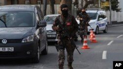Anggota pasukan keamanan khusus Turki melakukan patroli di dekat lokasi klub malam Reina pasca serangan hari Tahun Baru, di Istanbul, 4 Januari 2017. (AP Photo/Emrah Gurel)