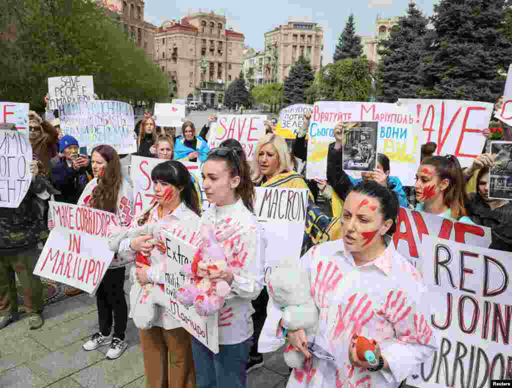 Con las tropas rusas tomando el control del resto de Mariúpol, cientos de civiles y unos 2.000 soldados ucranianos se han refugiado en la siderúrgica de Azovstal.