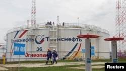 Fasilitas minyak Rusia di Wilayah Transneft Kama dekat Almetyevsk (foto: dok). Uni Eropa Selasa (31/5) setuju untuk melarang 90% impor minyak Rusia dalam enam bulan ke depan. 