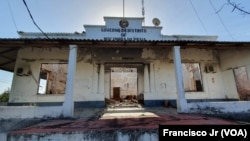 Fachada do edifício destruído do governo de Mocímboa da Praia, Cabo Delgado, Moçambique