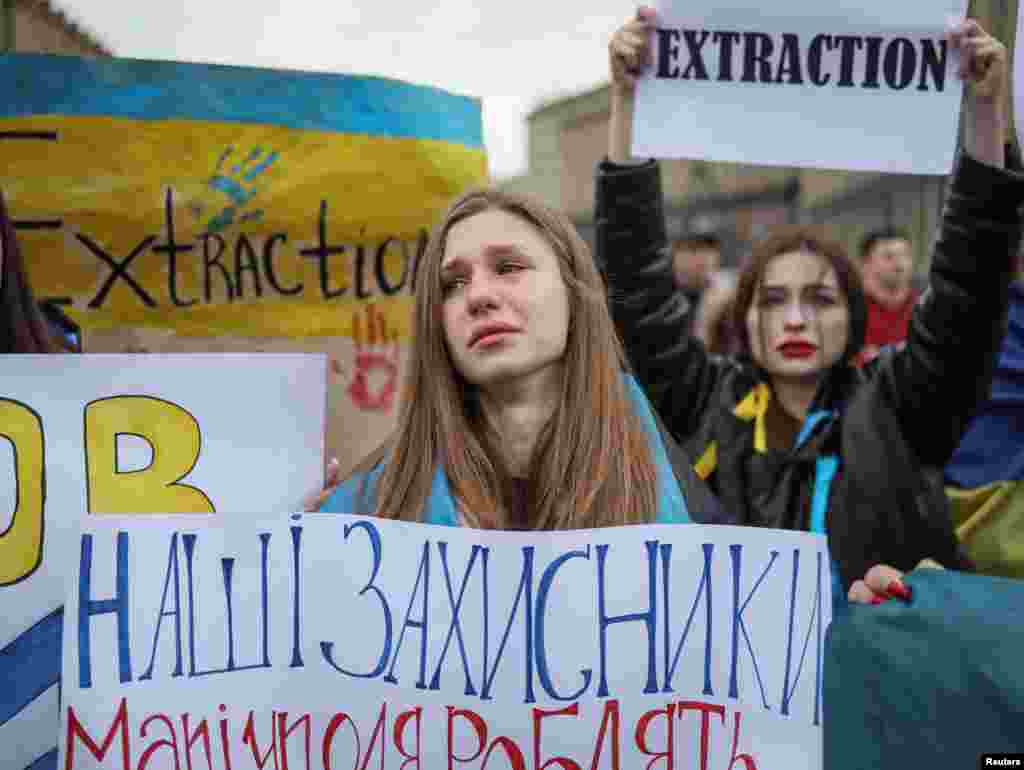 Hasta 100.000 civiles ucranianos pueden estar todavía en Mariúpol, en el Mar de Azov, después de dos meses de bombardeos que prácticamente han arrasado la ciudad.