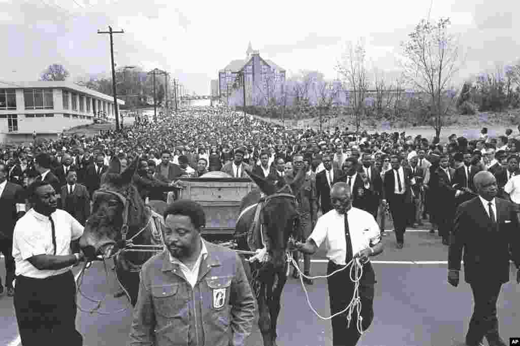 Foto dari bulan April 1968 yang dirilis oleh MLK Jr. National Historic Site menunjukkan jenazah Martin Luther King Jr. dibawa ke Morehouse College di Atlanta, Georgia. (AP/MLK Jr. National Historic Site, Courtesy of Bob Adelman)