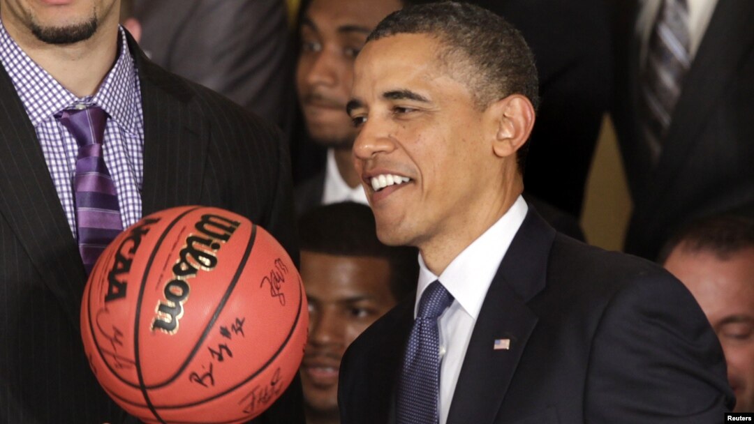 Obama, aficionado al baloncesto, ha participado en otros eventos relacionados a este deporte. En mayo estuvo con el equipo de la Universidad de Kentucky.
