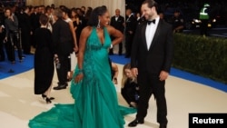 Serena Williams et Alexis Ohanian arrivent au gala du Metropolitan Museum of Art Costume Institute à New York, le 1er mai 2017.