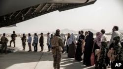Na slici koju je dao američki marinski korpus, evakuirani čekaju da se ukrcaju u Boeing C-17 Globemaster III tokom evakuacije na međunarodnom aerodromu Hamid Karzai u Kabulu, Afganistan, 30. avgusta 2021.