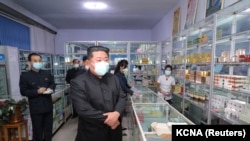 Kiongozi wa Korea Kaskazini Kim Jong Un akifanyaukaguzi kwenye duka la dawa mjini Pyongyang mapema mwezi huu. 
