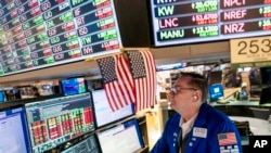 Patrick King, seorang trader, tampak mengamati layar komputer ketika bekerja di Bursa Efek New York pada 12 Mei 2022. (Foto: AP/John Minchillo)