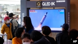 韩国民众5月7日在首尔火车站观看有关朝鲜发射潜射弹道导弹的电视新闻。