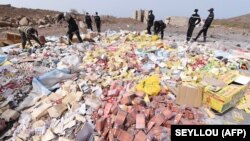ARCHIVES - Destruction d'environ 4 tonnes de médicaments contrefaits et illégaux saisis par les autorités, le 21 avril 2015 au Champ de tir des Mamelles à Dakar.