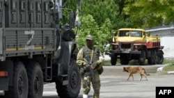 Seorang anggota pasukan Rusia berpatroli di wilayah Kherson, Ukraina, pada 20 Mei 2022, di tengah invasi Rusia yang terus berlanjut di negara tersebut. (Foto: Olga Maltseva)