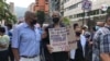 Trabajadores activos y jubilados en Venezuela protestan en Caracas por el costo de la vida el 31 de mayo de 2022.