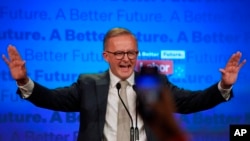 Pemimpin Partai Buruh Anthony Albanese berbicara kepada para pendukungnya di Sydney, usai dinyatakan menang pemilu, Minggu (22/5). 