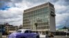 Un antiguo automóvil estadounidense pasa frente a la embajada de Estados Unidos en La Habana el 3 de mayo de 2022, cuando el consulado reanudó la emisión de algunos servicios de visas de inmigrantes que habían sido suspendidos desde 2017 luego de llamados "ataques sónicos".