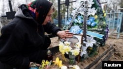 烏克蘭布查鎮一名婦女在悼念被俄軍殺死的丈夫。（2022年4月21日）