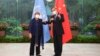Menlu China Wang Yi (kanan) menerima Komisaris Tinggi PBB untuk HAM, Michelle Bachelet di Guangzhou, provinsi Guangdong, China 23 Mei 2022 (foto: dok). 