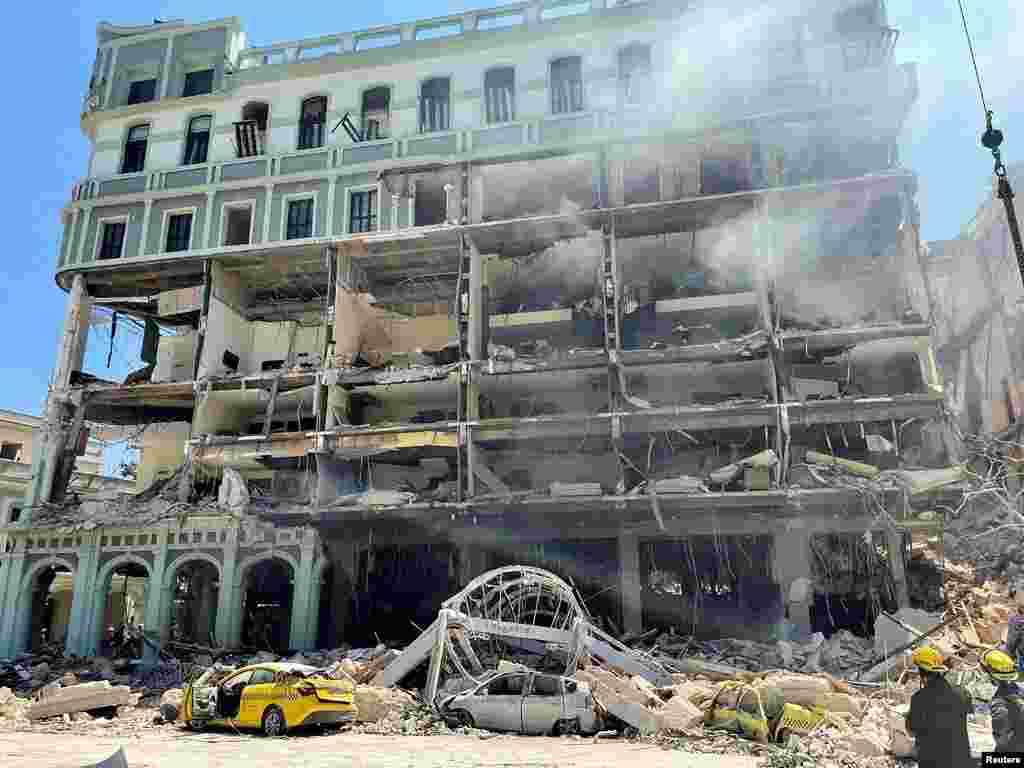 Rescatistas ayudan a socorrer a las víctimas atrapadas en los escombros del hotel Saratoga en La Habana, Cuba, el 6 de mayo de 2022.