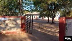 Isikolo lapho okunikwa khona izithupha lengwalo zokuzalwa eTsholotsho, Matabeleland North.