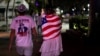 Beberapa mahasiswa berjalan-jalan di Pantai Miami setelah otoritas menutup restoran, bar, bioskop, gym dan bisnis serupa untuk pencegahan virus corona, Miami Beach, Florida, 18 Maret 2020. (Foto: Reuters)