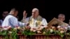 El Papa Francisco otorga la bendición plenaria 'Urbi et Orbi' (a la ciudad y al mundo) desde la logia central de la Basílica de San Pedro en el Vaticano al final de la misa del Domingo de Pascua, 9 de abril de 2023. ( Foto AP/Alessandra Tarantino)