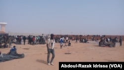 Les migrants dans le camp de transit à Agadez, au Niger, le 9 décembre 2016. (VOA/Abdoul-Razak Idrissa)