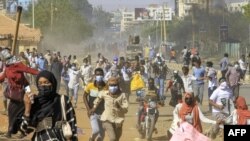 Waandamanaji wa kuitisha demokrasia wakiwa kwenye mji mkuu wa Sudan, Khartoum, kwenye picha ya maktaba