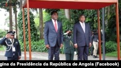 Hakainde Hichilema, Presidente da Zâmbia (esq) e João Lourenço, Presidente de Angola (dir), em Luanda, Angola, 11 Janeiro 2023