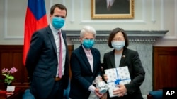 Presiden Taiwan Tsai Ing-wen (kanan), bersama Johannes Vogel, wakil ketua Partai Demokrasi Bebas Jerman (kiri), dan Marie-Agnes Strack-Zimmermann, ketua Parlemen Jerman di Taipei, Taiwan, Selasa, 10 Januari 2023. (Kantor Kepresidenan Taiwan via AP)