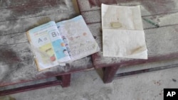 แฟ้มภาพ - หนังสือเรียนวางอยู่บนโต๊ะที่โรงเรียนแห่งหนึ่งในภูมิภาคสะเกียง หลังการโจมตีทางอากาศที่โรงเรียนดังกล่าวเมื่อวันที่ 17 ก.ย. 2022
