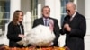 Presiden Joe Biden mengampuni Cokelat, kalkun Thanksgiving nasional, di Gedung Putih di Washington, Senin, 21 November 2022. Biden didampingi oleh, Ronald Parker, Ketua Federasi Nasional Turki, dan Alexa Starnes, putri pemilik Peternakan Circle S. (Foto AP/Andrew Harnik)