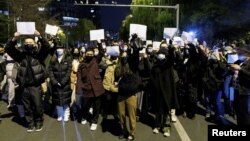 北京民众走上街头举起白纸抗议当局严厉的防疫封控措施。（2022年11月27日）