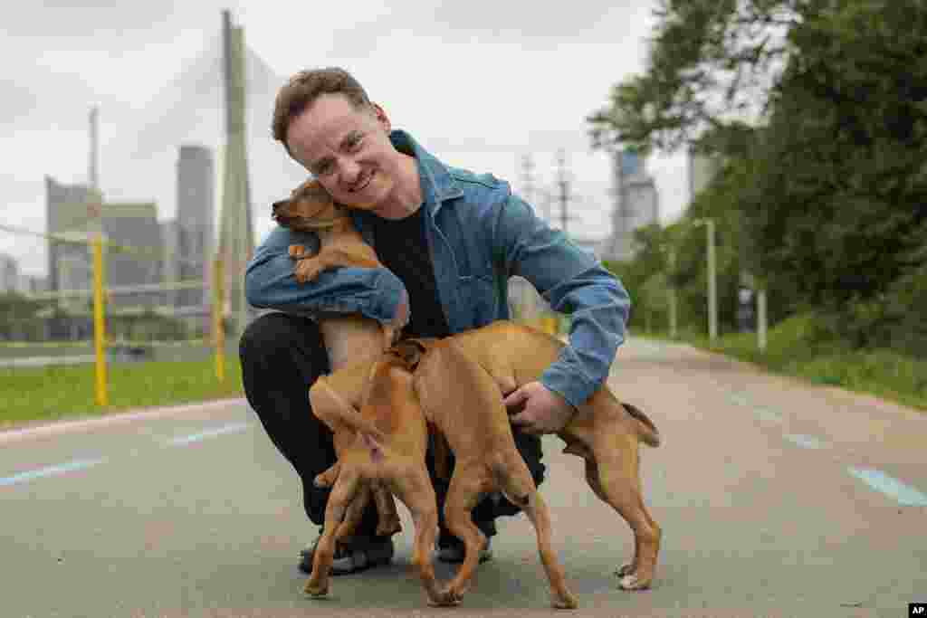 Para sumarle a la dulce fiebre, Netflix está por estrenar una película llamada "Caramelo". “Creo que Caramelo es el perro más famoso de Brasil hoy en día, es el perro que todos aman, con el que todos se conectan”, dijo Diego Freitas, director y coguionista.