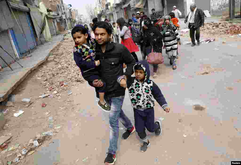 فسادات کے بعد مسلم اقلیتی علاقوں میں رہنے والے مسلمان گھرانوں میں خوف کی فضا قائم ہے۔ 