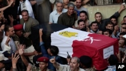 ARSIP-Pemakaman petugas kepolisian Mesir, Lettu Mohammed Adel Abdel Azeem, yang tewas dalam serangan di Sinai. Kairo, Mesir