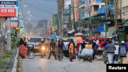 Une rue animée dans le district d'Eastleigh à Nairobi, au Kenya, le 6 mai 2020 pendant les restrictions imposées par le gouvernement kényan pour empêcher la propagation du COVID-19. REUTERS / Thomas Mukoya 