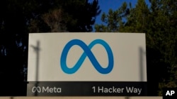 Logo Meta di papan nama kantor pusat perusahaan tersebut di Menlo Park, California, 9 November 2022. 