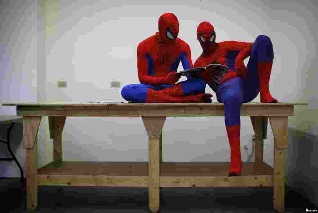 Kris Hamilton dan Peter Norbot&nbsp;yang mengenakan kostum Spider-Man, membaca majalah sambil menunggu giliran untuk melakukan audisi bagi promosi film baru &quot;The Amazing Spider-Man 2&quot; di kota Chicago, AS.&nbsp;