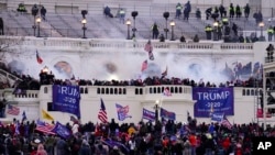 Para pendukung mantan Presiden Donald Trump menyerbu Gedung Kongres AS, Capitol Hill, di Washington, dalam sebuah serangan bersama pada 6 Januari 2021. (Foto: AP/John Minchillo)
