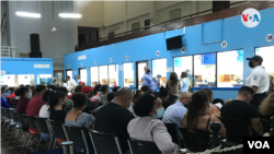 Personas en Migración y Extranjería buscan sacar su pasaporte en Managua, Nicaragua. Foto VOA