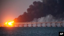 Moto na moshi kwenye daraja linalounganisha Russia na Crimea baada ya kushambuliwa Oct. 8, 2022. 