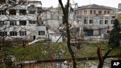 Gedung-gedung yang rusak akibat serangan Rusia di Druzhkivka, wilayah Donetsk, Ukraina, Rabu, 26 Oktober 2022. (AP/Andriy Andriyenko)