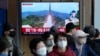 FILE - Layar TV menunjukkan file gambar peluncuran rudal Korea Utara selama program berita di Stasiun Kereta Api Seoul di Seoul, Korea Selatan pada 14 Oktober 2022.(AP Photo/Ahn Young-joon, File)