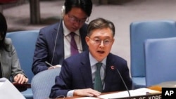 황준국(앞) 유엔 주재 한국 대사가 미국 뉴욕 유엔본부에서 열린 안전보장이사회 회의에서 발언하고 있다. (자료사진)