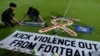 Suporter klub sepak bola memasang atribut Arema saat berjaga di Stadion Kapten I Wayan Dipta, usai terjadi kerusuhan dan penyerbuan di Stadion Kanjuruhan usai pertandingan sepak bola antara Arema vs Persebaya Surabaya. (Foto: Antara/Fikri Yusuf via Reuters)