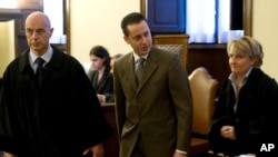 The pope's butler Paolo Gabriele, center, flanked at right by his lawyer Cristiana Arru, leaves the Vatican tribunal, after the verdict, at the Vatican, Oct. 6, 2012.