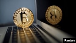 Un bitcoin à La Maison du Bitcoin à Paris, France, le 23 juin 2017.