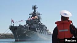 Umkhumbi wele Russia othiwa-MOSKVA, owadutshulwa ngamasotsha akwele Ukraine.