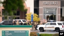 Anggota petugas keamanan berkumpul di depan Mal Columbiana di Columbia, South Carolina, menyusul insiden penembakan yang terjadi di lokasi tersebut pada 17 April 2022. (Foto: AP/Sean Rayford)